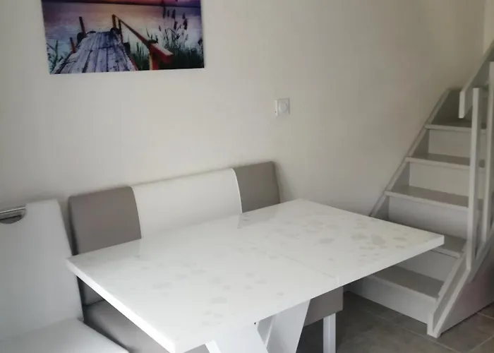 Jolie Maison De Renovee Et Climatisee, 5 Couchages, 2 Et Mezzanine, 100m De La Plage, Le Village De La Lrvm39 Portiragnes