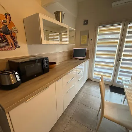 Villa Jolie Maison De Renovee Et Climatisee, 5 Couchages, 2 Et Mezzanine, 100m De La Plage, Le Village De La Lrvm39 *