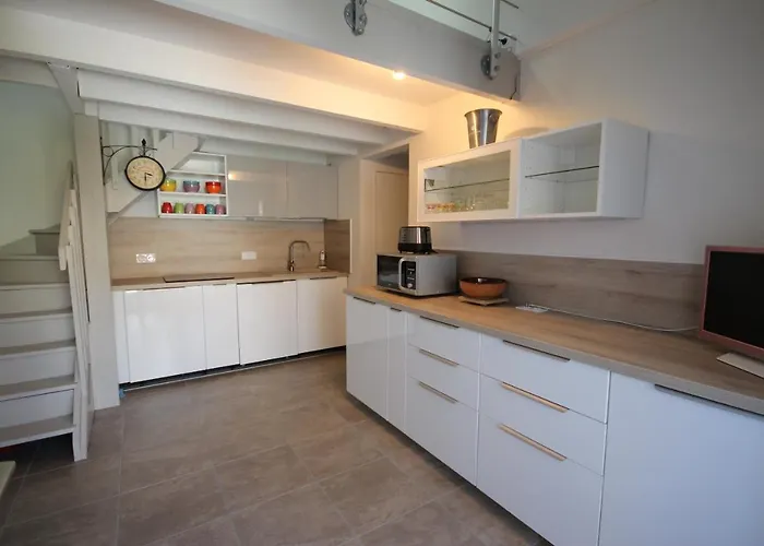 Jolie Maison De Renovee Et Climatisee, 5 Couchages, 2 Et Mezzanine, 100m De La Plage, Le Village De La Lrvm39